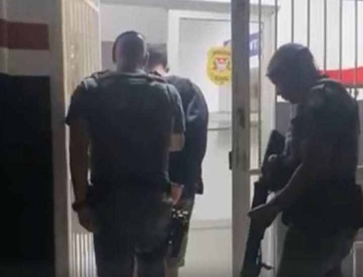  Suspeito de tentar matar namorado da mãe é preso enquanto se divertia